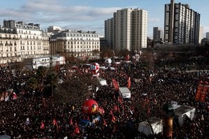 Profsąjunga: į protestą prieš pensijų reformą Paryžiuje susirinko 0,5 mln. žmonių