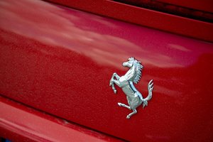 „Ferrari“ skelbia apie rekordinį pelną praėjusiais metais