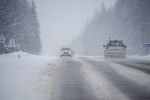 Išsiruošusius į kelią įspėja – eismo sąlygas sunkina plikledis ir sniegas