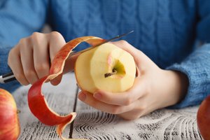 Gydytoja pasakė, kam reikėtų valgyti obuolius be žievelės – išvengsite diskomforto pilve