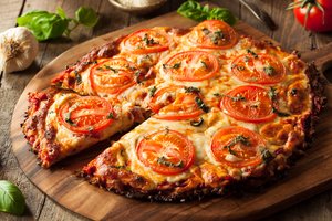 Lengvai paruošiama pica, kuria pamaitinsite visą būrį