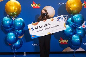 Naujoko sėkmė: 18-metė, pirmą kartą gyvenime nusipirkusi loterijos bilietą, laimėjo aukso puodą