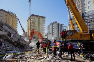 Dar viena šiurpi žinia iš Turkijos: pasirodo, kalta ne tik stichija, kad šalyje sugriuvo tiek daug pastatų