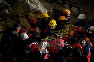 Pranešama, kad praėjus 222 valandoms po žemės drebėjimo Turkijoje iš griuvėsių išgelbėta moteris