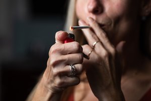 Gydytoja paaiškino, ką rūkymas daro žmogaus odai: pokyčiai – akivaizdūs