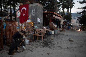 Žemės drebėjimui suniokojus milijonų turkų namus – žmonės priversti buitį perkelti į gatvę