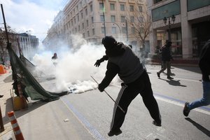Per susirėmimus su protestuotojais Graikijos policija paleido ašarines dujas