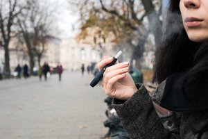 Rūkantiems – dar vienas kirtis: siūlo drausti įvairių skonių ir kvapų kaitinamąjį tabaką