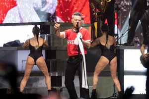  „Žalgirio“ areną drebino jubiliejinis Robbie Williamso koncertas: scenoje – įspūdingas britų superžvaigždės šou ir tūkstančiai gerbėjų
