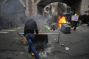 Prancūzijoje protestuotojai vėl išėjo į gatves oponuodami E. Macrono pensijų planui