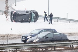 Vėl avarija Vakariniame aplinkkelyje Vilniuje – jau antra per dieną: vertėsi „Nissan“