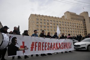 Lenkija pasirengusi siųsti gydytojus padėti įkalintam M. Saakašviliui