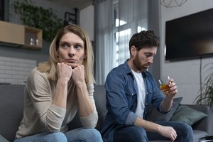 Baisi situacija šeimoje: alkoholikas širsta ir „miršta“, bet gydytis nesutinka