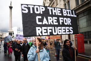 Tūkstančiai žmonių Londone protestavo prieš sugriežtintą prieglobsčio teisę