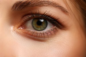 Akių korekcija lazeriu sprendžia bėdą, kuri dažną ištinka po 40-ojo gimtadienio