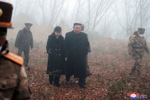 Šiaurės Korėja: Kim Jong Unas vadovavo pratyboms, kuriose „imituotas branduolinis kontrpuolimas“