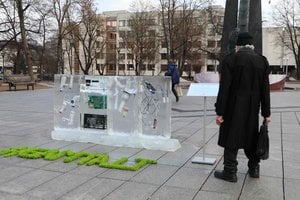 Trumpa proga pamatyti: Žemės dienos proga Vilniaus centre atsirado unikali ledo instaliacija