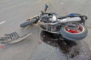 Šalčininkų r. nuo kelio nusirito motociklininkas – vyrui įtariamas atviras kojos lūžis