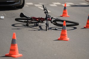Atsitrenkęs į autobusą netoli Marijampolės žuvo dviratininkas