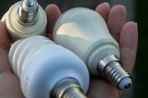Elektros tiekėjai stabdo kainų mažinimą – pigesnį planą pasiūlė vos vienas