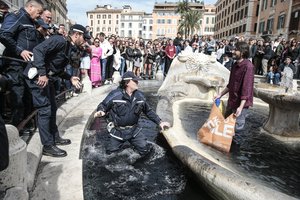 Romoje sulaikyti trys ekoaktyvistai, įpylę į garsųjį fontaną „naftos“