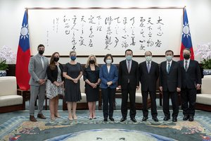 Kinijai vykdant karines pratybas Taivane lankosi JAV Kongreso delegacija