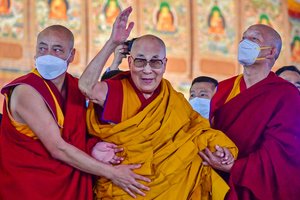 Dalai Lama atsiprašė pabučiavęs berniuką ir paprašęs jo „čiulpti liežuvį“