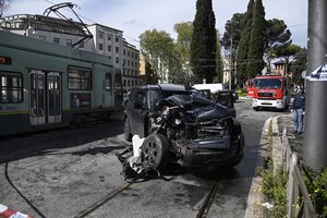 Italijos futbolo rinktinės žaidėjo C. Immobile automobilį taranavo tramvajus