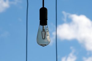 Pusė milijono elektros vartotojų gali sulaukti staigmenų: jei nieko nesiimtų, pajustų kainų pokyčius