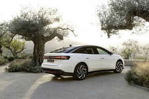 Naujas „Volkswagen ID. 7“ elektromobilis taps naujuoju „Passat“? Skelbia, kiek jis kainuos ir ką sugebės