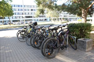 Žinia vilniečiams: dviračius saugos šalia namų įrengtos naujos saugyklos