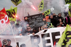 Per Prancūzijoje atsinaujinusius protestus prieš E. Macroną uždrausti puodai