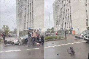Vilniuje automobilio „Toyota“ partrenktas motociklininkas rėžėsi į „Volkswagen“: vyras išgabentas į ligoninę