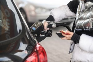 LEA: vidutinės degalų kainos toliau mažėja