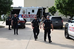 Teksase automobilis rėžėsi į autobusų stotelę, žuvo septyni žmonės