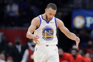 S. Curry gali džiaugtis – įspūdingiau už jį NBA tritaškių niekas nemeta