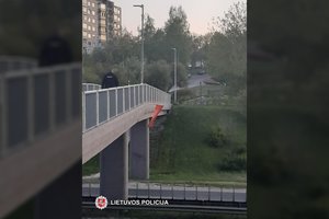 Vilniaus policija ieško paryčiais raudoną vėliavą ant viaduko iškėlusių veikėjų – skirs nevaikišką baudą 