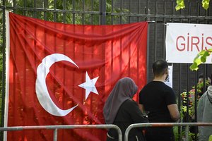 Užsienyje gyvenantys turkai baigė balsuoti Turkijos prezidento ir parlamento rinkimuose