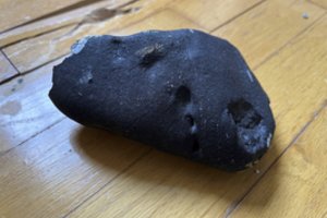 Neįtikėtina istorija JAV: iš dangaus nukritęs meteoritas pramušė namų stogą ir nusileido į miegamąjį