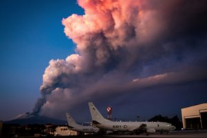 Etna išspjovė pelenų debesį ant Katanijos, sutrikdyti skrydžiai