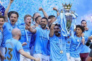 Anksčiau laiko iškovotą „Premier“ lygos trofėjų „Manchester City“ atšventė su sirgaliais