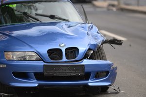 Kaune susidūrė girto vairuotojo BMW ir sunkvežimis: per avariją nukentėjo automobilio keleivis