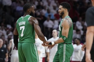 Mūšį Majamyje laimėjusi „Celtics“ lieka kovoje dėl NBA finalo