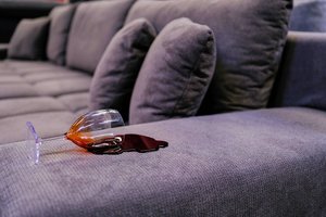 Jei ant naujos sofos išsipylė kava: interjero dizainerė dalijasi patarimais, kaip visiškai nesugadinti baldo