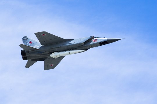  Šioje 2018 m. gegužės 9 d. darytoje nuotraukoje Rusijos karinių oro pajėgų reaktyvinis lėktuvas „MiG-31K“ per Pergalės dienos karinį paradą neša hipergarsinę aerobalistinę raketą „Kh-47M2 „Kinžal“.