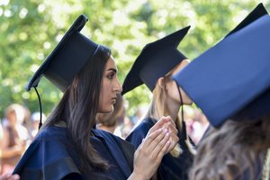Daugėja antstoliams perduotų absolventų, negalinčių grąžinti paskolų už studijas: ministerija ruošia palengvinimus
