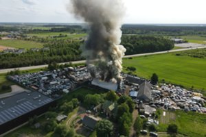 Vilniuje užsiliepsnojo angaras: gaisrą gesina didelės ugniagesių pajėgos