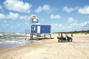 Klaipėda atidarė maudymosi sezoną: paplūdimiuose iškeltos Mėlynosios vėliavos
