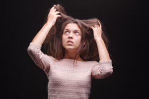 Su šia plaukų problema susiduria įvairaus amžiaus moterys: į kai kuriuos organizmo signalus reaguoti būtina