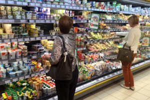 Karščiai lietuvius gena į parduotuves – kai kuriuos produktus šluoja: pardavimai išaugo net 70 proc.